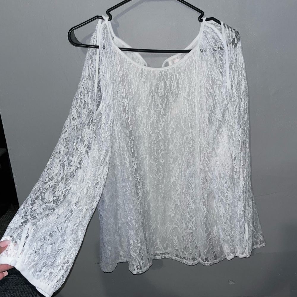 NWT💕 Peep-Shoulder Top Women’s X-Large